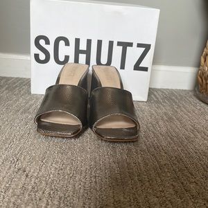 SCHUTZ! Beautiful!!!